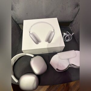 Apple Silver Headphones 🎧